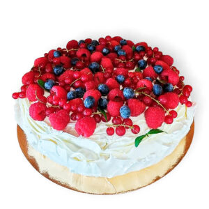tort bezowy z malinami borówkami porzeczką