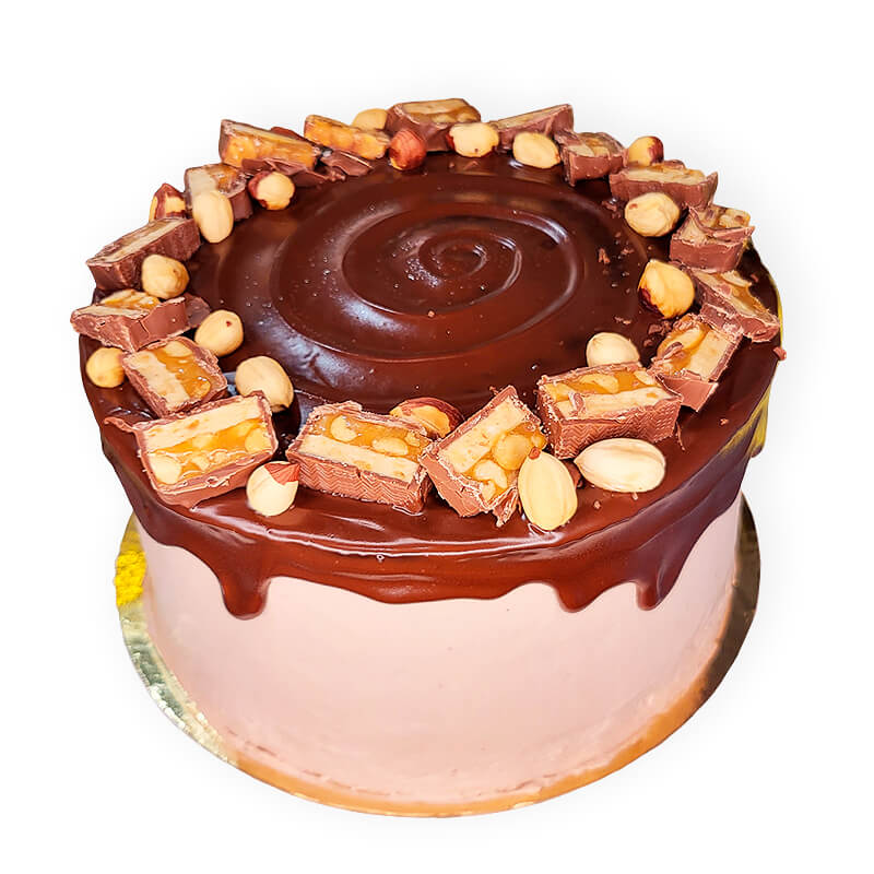 tort snickers, bogatego smaku czekolady, słonego karmelu, chrupiących orzechów i delikatnego biszkoptu