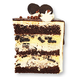 Oreo: czekoladowe biszkopty, warstwa sernika z ciasteczkami Oreo, krem śmietankowo-twaragowy z ciasteczkami Oreo